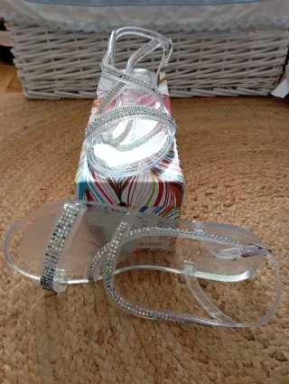 Sandalias transparentes Mila con pedrería