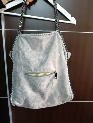 Bolso gris/plata con cadena