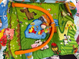 Manta de actividades para bebé cuna