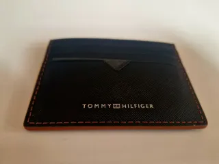 Tarjetero Tommy Hilfiger negro borde marron