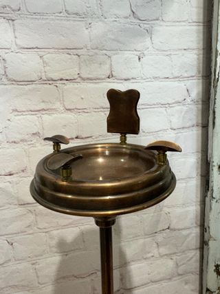 Cenicero de cobre con pie
