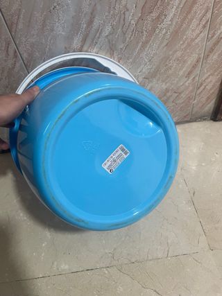 Cubo de fregona escurridor azul y blanco