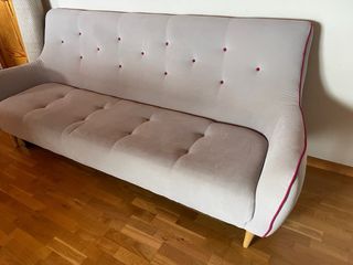 Sofá gris con ribete rojo