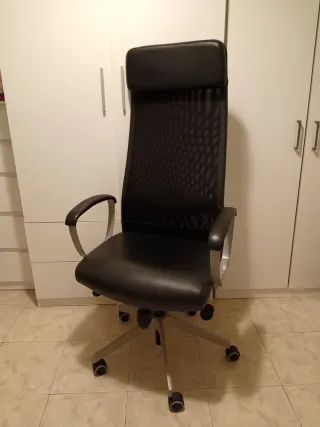 Silla de escritorio negra. Poco usada