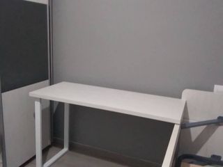 Dormitorio blanco y gris oscuro