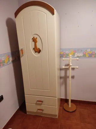 Armario,mueble con bañera bebes,cama y perchero.