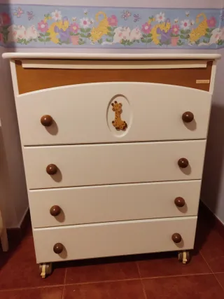 Armario,mueble con bañera bebes,cama y perchero.