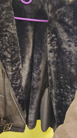 Chaqueta negra efecto piel con pelo