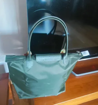 Le Pliage tamaño grande para hombros. Color verde.