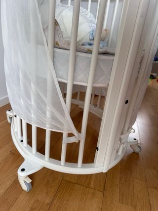 Cuna de bebé ovalada blanca