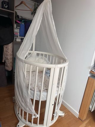 Cuna de bebé ovalada blanca