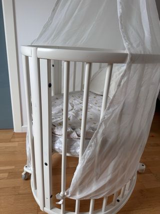 Cuna de bebé ovalada blanca