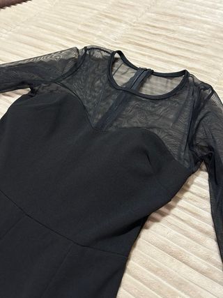 Mono elegante negro con tul manga larga