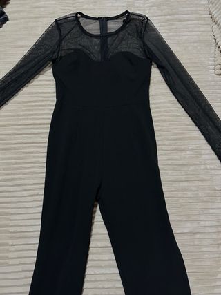 Mono elegante negro con tul manga larga
