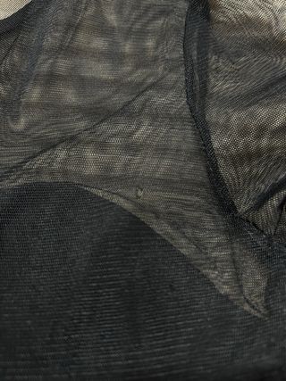 Mono elegante negro con tul manga larga