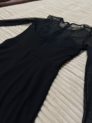 Mono elegante negro con tul manga larga