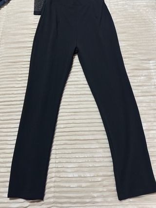 Mono elegante negro con tul manga larga