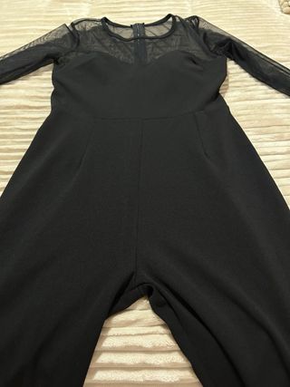 Mono elegante negro con tul manga larga