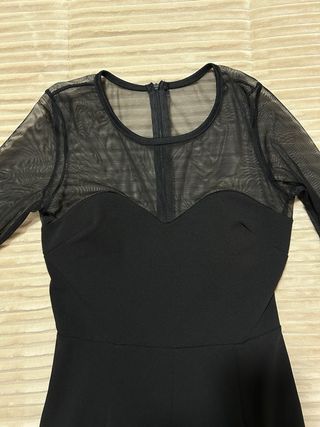 Mono elegante negro con tul manga larga