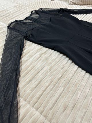 Mono elegante negro con tul manga larga