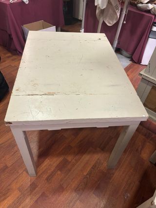 Mesa de madera blanco roto