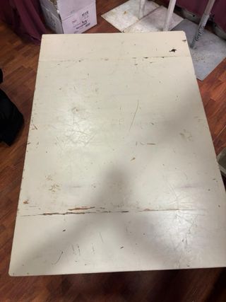 Mesa de madera blanco roto