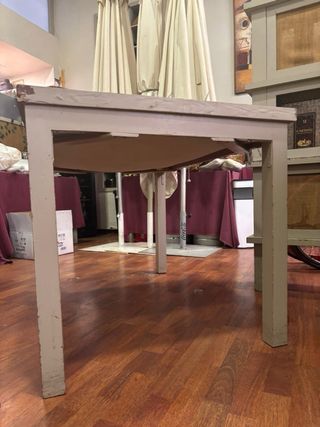 Mesa de madera blanco roto