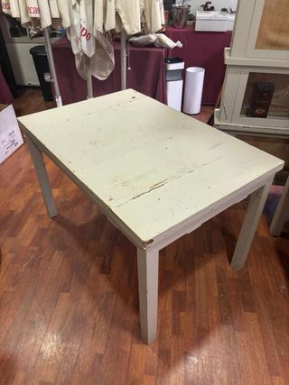Mesa de madera blanco roto