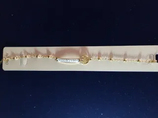 Pulsera dorada con detalles