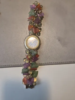 Reloj Delan con diseño de hojas y uvas