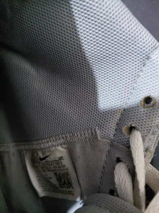 Botas Nike grises y blancas