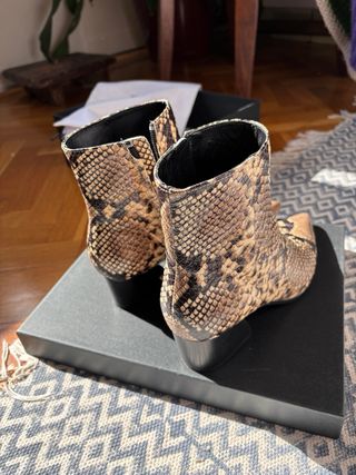 Botines Uterqüe piel print serpiente T37