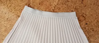 Falda plisada blanca