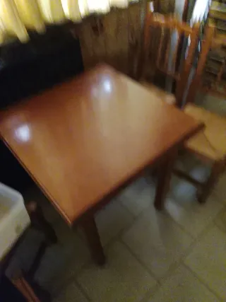 Mesa de madera cuadrada
