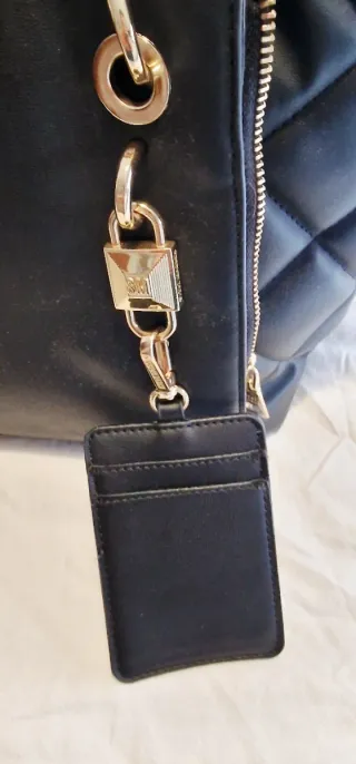 Bolso Steve Madden Negro con Detalles Dorados