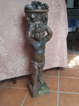 TALLA DE NIÑO DE MADERA CON FRUTAS