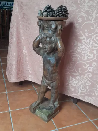 TALLA DE NIÑO DE MADERA CON FRUTAS