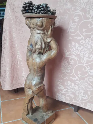 TALLA DE NIÑO DE MADERA CON FRUTAS