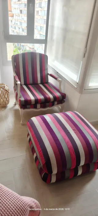 Sillón y puff a rayas