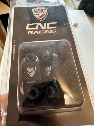 Abrazaderas CNC Racing para Brembo
