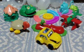 Figure di uova di cioccolato in plastica