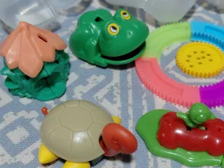 Figure di uova di cioccolato in plastica