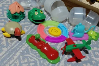 Figure di uova di cioccolato in plastica