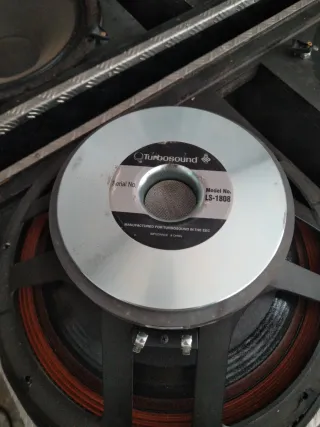 Subwoofer 2x18 Negro/Plata.