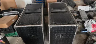 Subwoofer 2x18 Negro/Plata.
