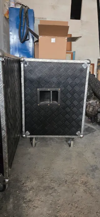 Subwoofer 2x18 Negro/Plata.