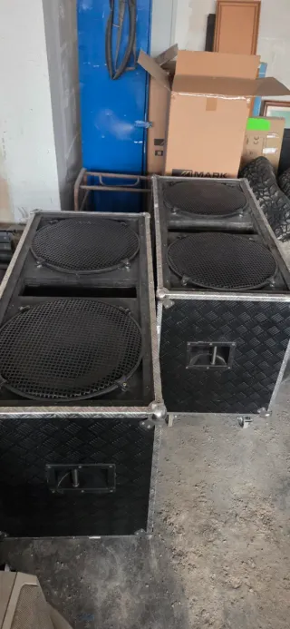 Subwoofer 2x18 Negro/Plata.