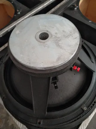 Subwoofer 2x18 Negro/Plata.