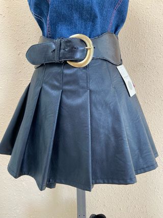 Minifalda efecto cuero tablas