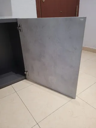 Módulo BESTÅ Ikea Color gris oscuro.